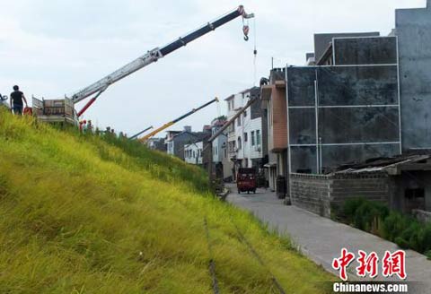龍卷風(fēng)突襲湖南 瀘溪縣電線桿倒塌10萬(wàn)居民斷電