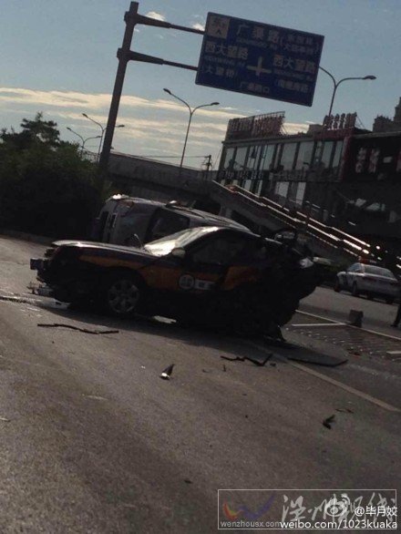 出租車被撞成兩截