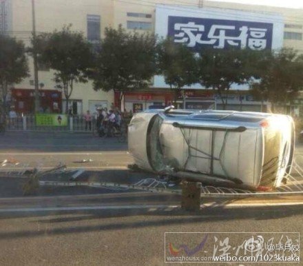 金杯面包車整個側(cè)翻在路上