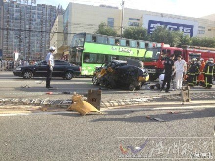 三車相撞后事故出租車被撞成兩截
