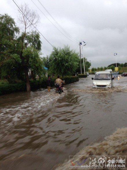 佳木斯降雨使道路出現積水阻礙交通