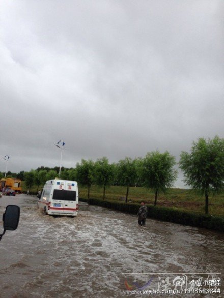 佳木斯降雨使道路出現積水阻礙交通