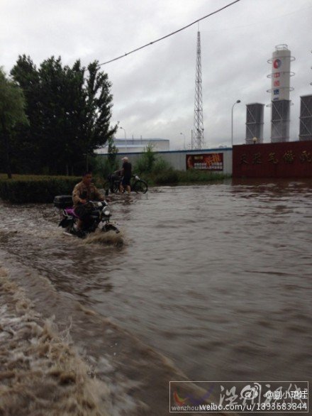 佳木斯降雨使道路出現積水阻礙交通