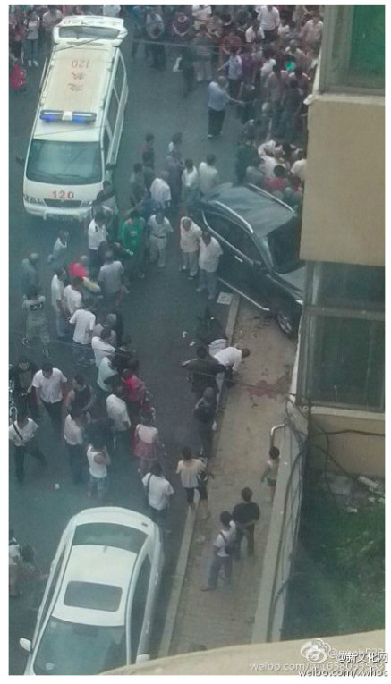 吉林大路的亞泰超市附近發(fā)生的一起車禍