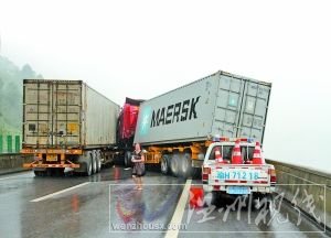 渝湘高速彭水段車禍現場圖片