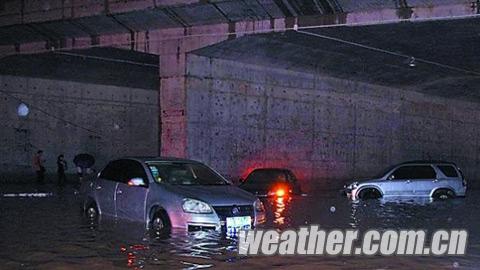 南寧暴雨來襲市區(qū)積水嚴(yán)重 學(xué)生騎電車涉水觸電身亡