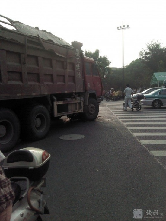 杭州學(xué)院路車禍現(xiàn)場圖片