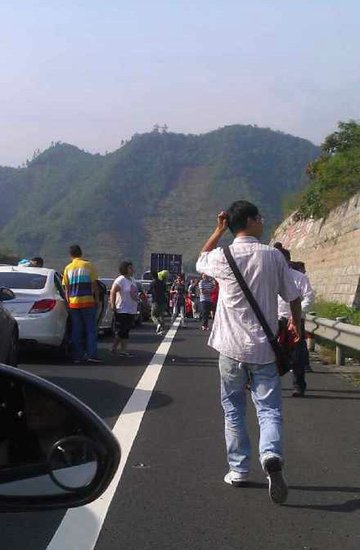 司機堵車無聊偷冬瓜
