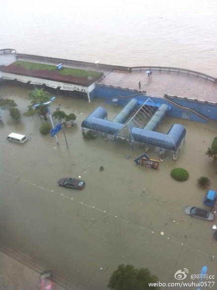臺(tái)風(fēng)來(lái)襲溫州瑞安淪陷 暴雨帶來(lái)大量雨水險(xiǎn)情不斷