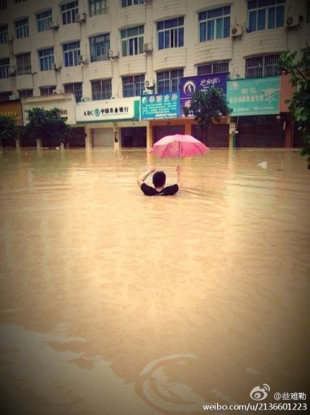 臺(tái)風(fēng)菲特影響溫州 多地已經(jīng)變成水上威尼斯