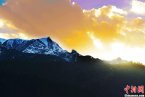 甘肅甘南迭部縣虎頭山風(fēng)景 初冬時(shí)節(jié)虎頭山已經(jīng)白雪皚皚