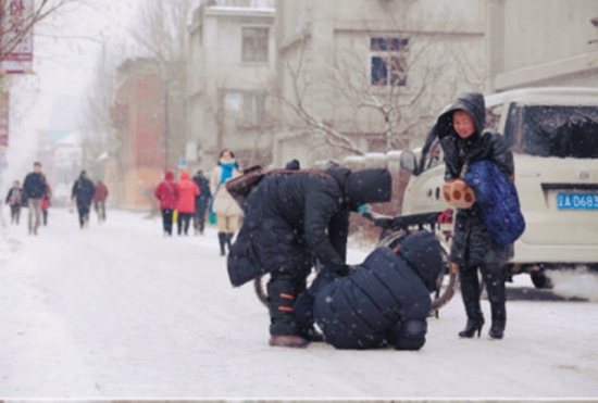沈陽大爺雪中被撞倒不訛人