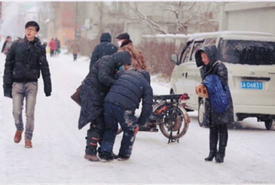沈陽大爺雪中被撞倒不訛人