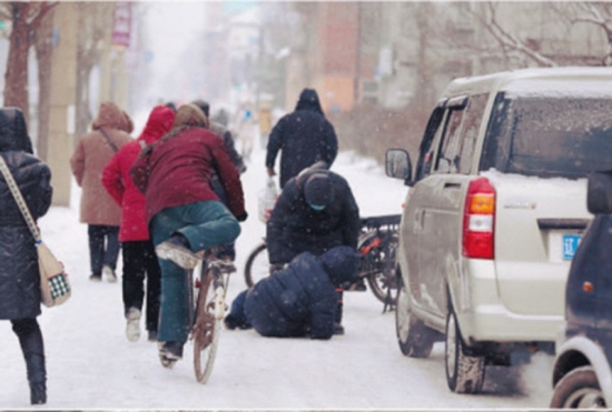 沈陽大爺雪中被撞倒不訛人