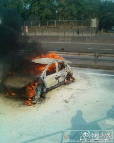 隆昌服務區(qū)轎車起火