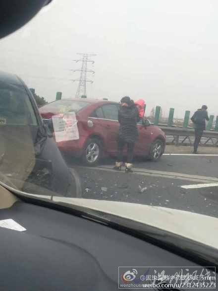車禍后車內(nèi)人員全部都站在高速上