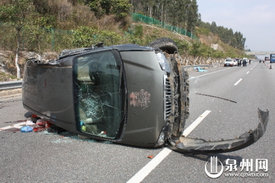 沈海高速惠安紫山鎮(zhèn)官溪村段車禍現(xiàn)場圖片