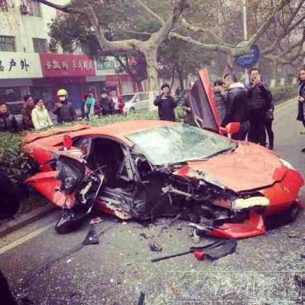 合肥市區蕪湖路蘭博基尼車禍