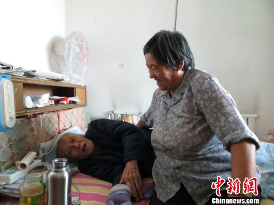 阿婆照顧癱瘓丈夫40年 愛是陪伴與責任