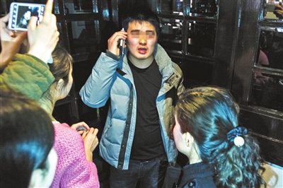家屬打通失聯(lián)乘客的手機(jī)