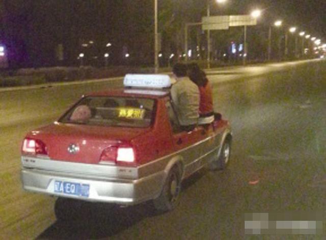 男女坐出租車窗玩自拍