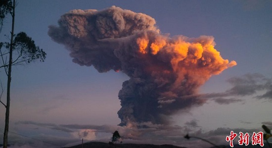 厄瓜多爾火山噴發(fā)圖片 一座活火山噴10千米高煙柱