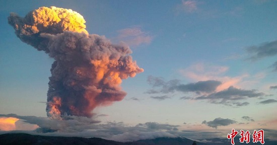 厄瓜多爾火山噴發(fā)圖片 一座活火山噴10千米高煙柱