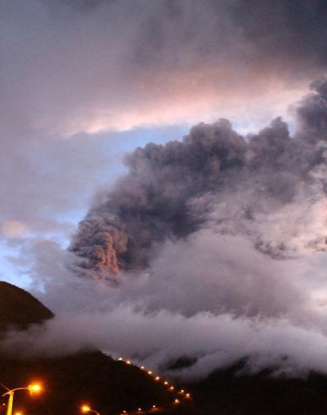厄瓜多爾火山噴發(fā)圖片 一座活火山噴10千米高煙柱