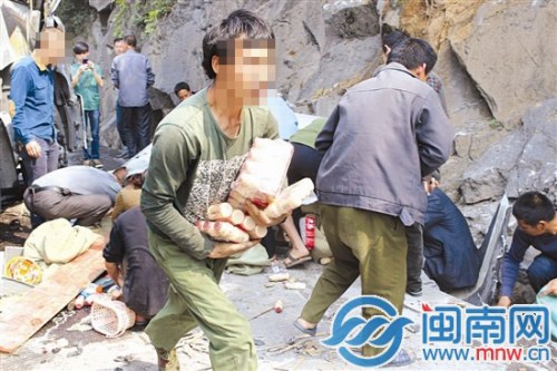 貨車側(cè)翻酸奶遭搶