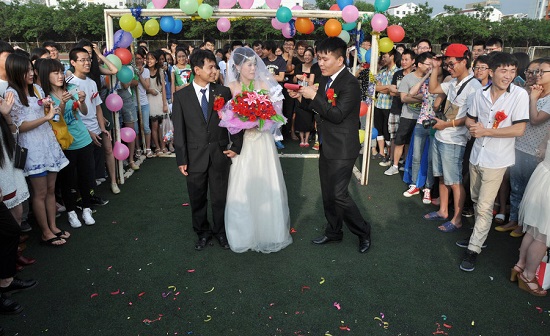 大學生畢業前操場辦婚禮
