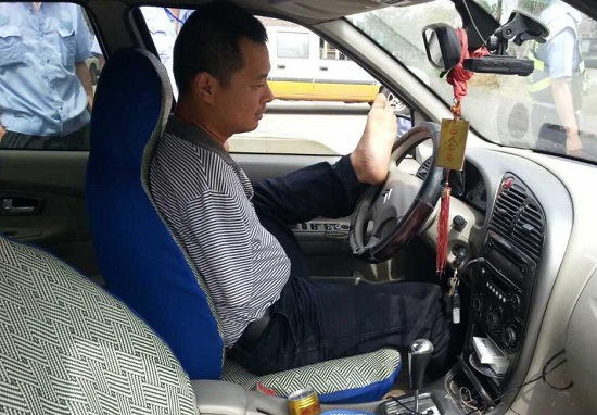 雙腳無證駕駛 司機沒有雙手用腳開車被查