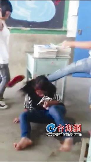 女學生遭五女同學圍毆 同學圍觀叫好