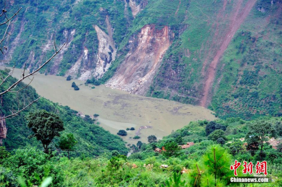 魯甸縣地震山體滑坡致牛欄江形成堰塞湖