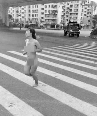 廈門(mén)長(zhǎng)發(fā)女子街頭裸奔
