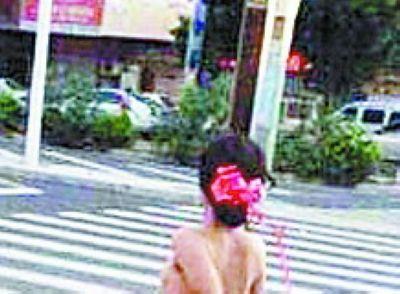 廈門(mén)長(zhǎng)發(fā)女子街頭裸奔