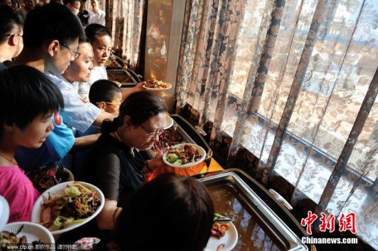 購房者在搶吃自助餐