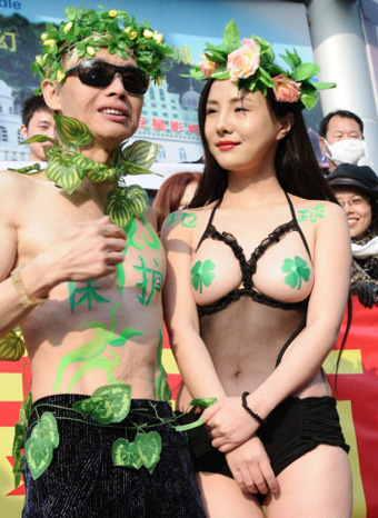 干露露鄧建國扮亞當和夏娃宣傳環保，兩人否認訂婚。