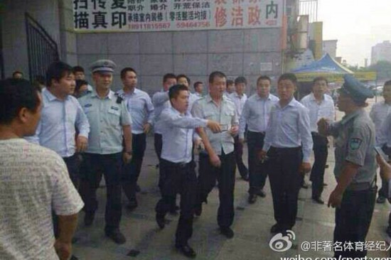 北京10余城管毆旁觀執法男子