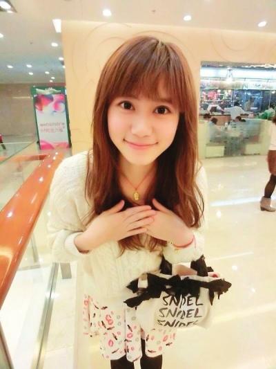 女神英語老師被封為臥蠶美女