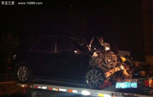 交警開(kāi)路虎撞奔馳致2人死亡