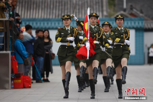 高校女生國旗護衛(wèi)隊舉行閱兵