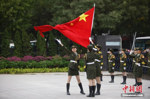 高校女生國旗護衛(wèi)隊舉行閱兵