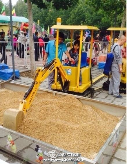 兒童玩挖掘機照片
