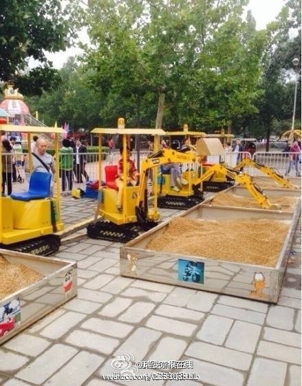 公園現幼兒挖掘機玩具