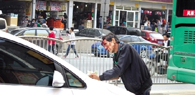 抹一臉血攔車(chē)乞討要錢(qián)