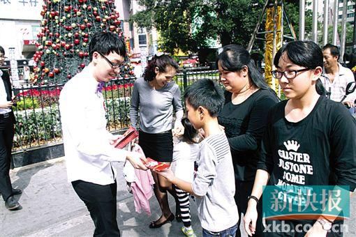 富豪婚禮沿街發(fā)紅包