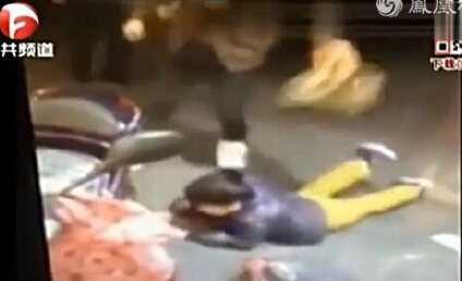 永康女子猛踹男童頭部