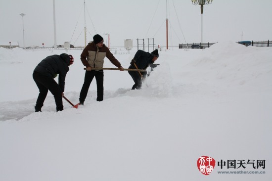 黑龍江撫遠暴雪積雪深度達1米