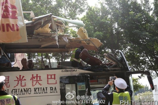 客車被限高架切頭現(xiàn)場