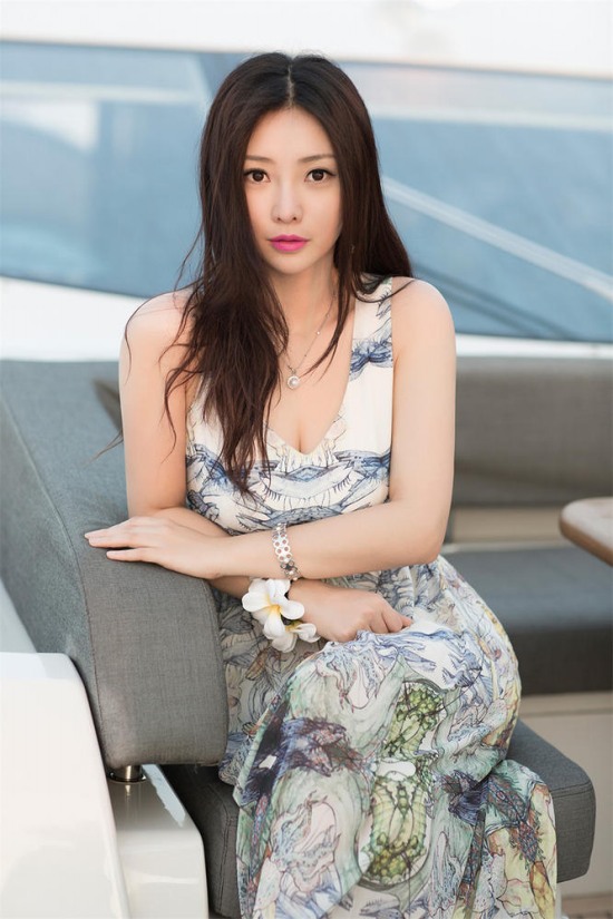 柳巖游輪留影身材好